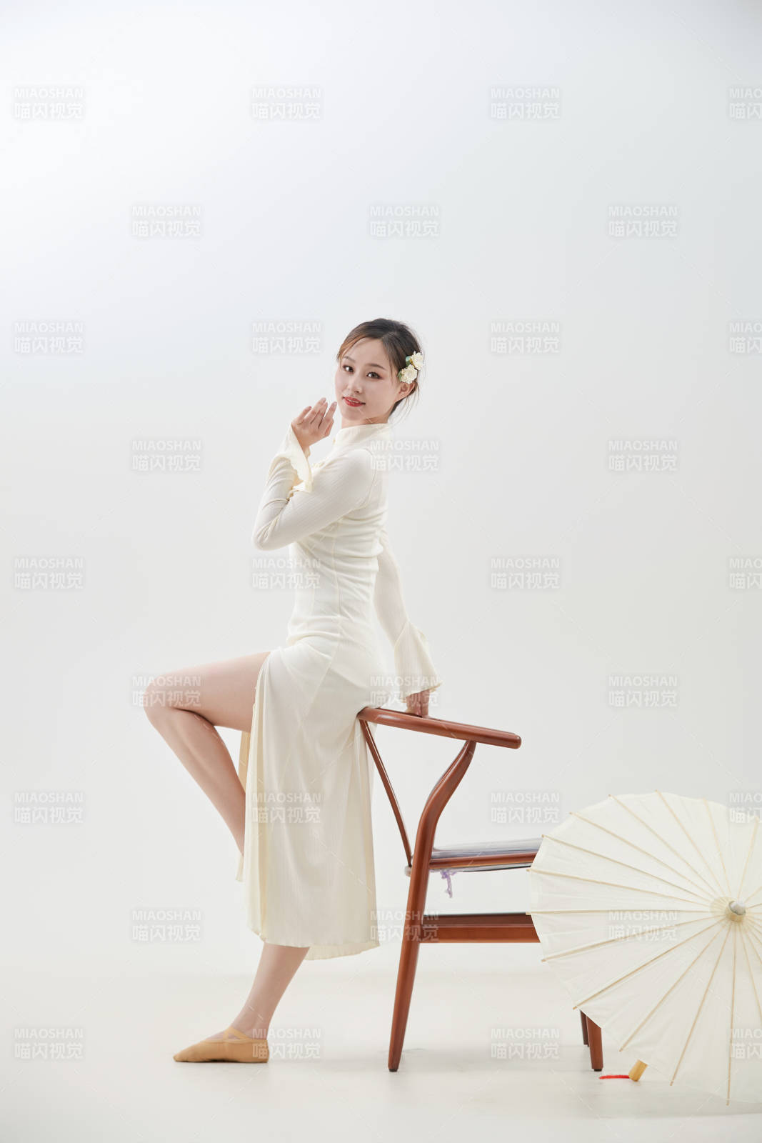 穿著白色旗袍頭戴絹花的跳古典舞的少女