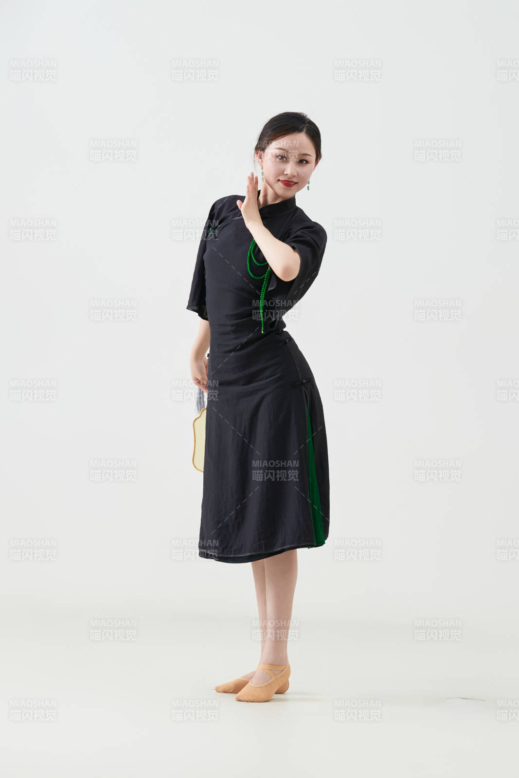 穿著中式旗袍翩翩舞蹈的亞洲少女舞者