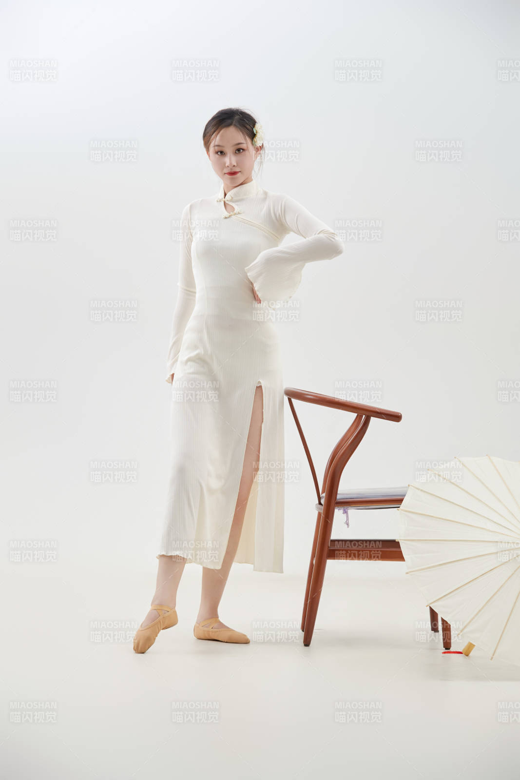 穿著白色旗袍頭戴絹花的跳古典舞的少女