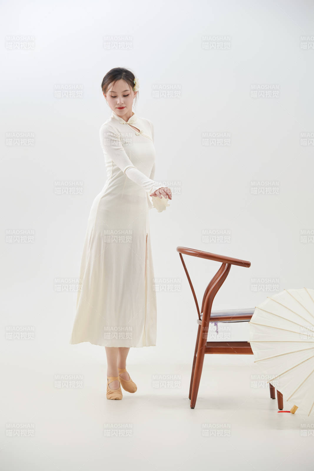 穿著白色旗袍頭戴絹花的跳古典舞的少女