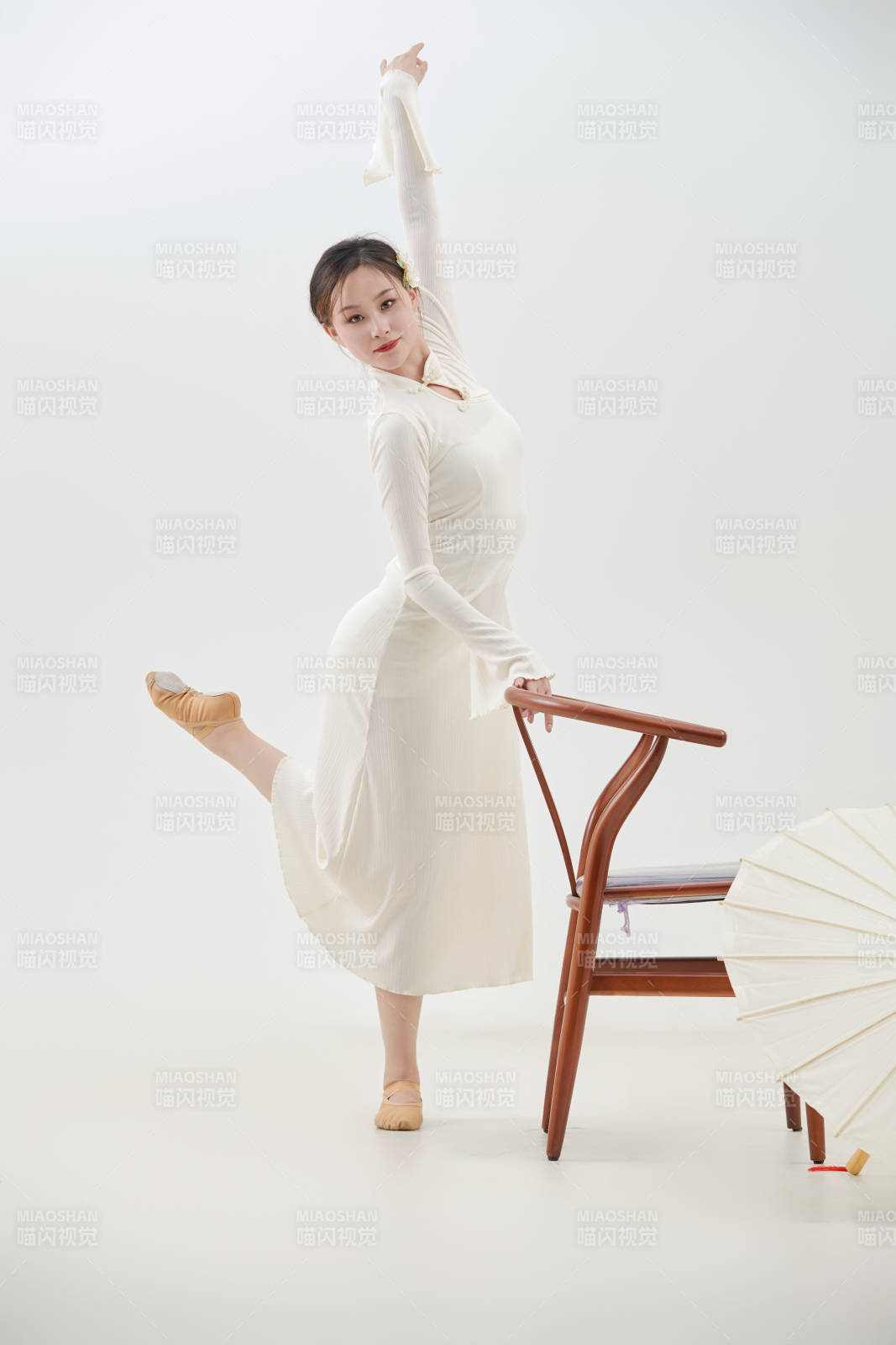 穿著白色旗袍頭戴絹花的跳古典舞的少女