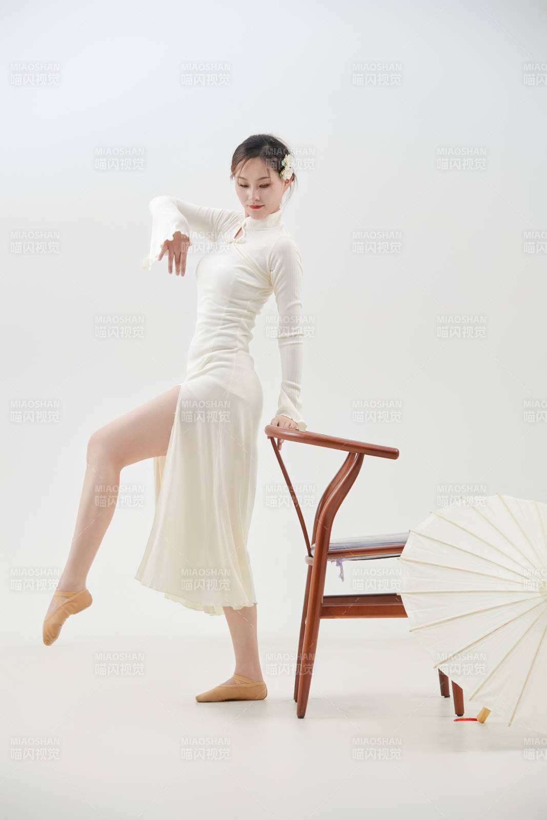 穿著白色旗袍頭戴絹花的跳古典舞的少女