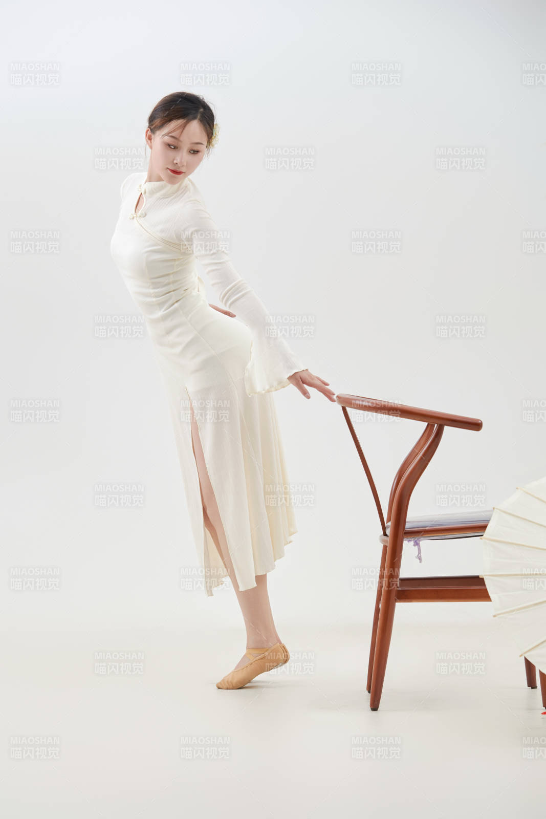 穿著白色旗袍頭戴絹花的跳古典舞的少女