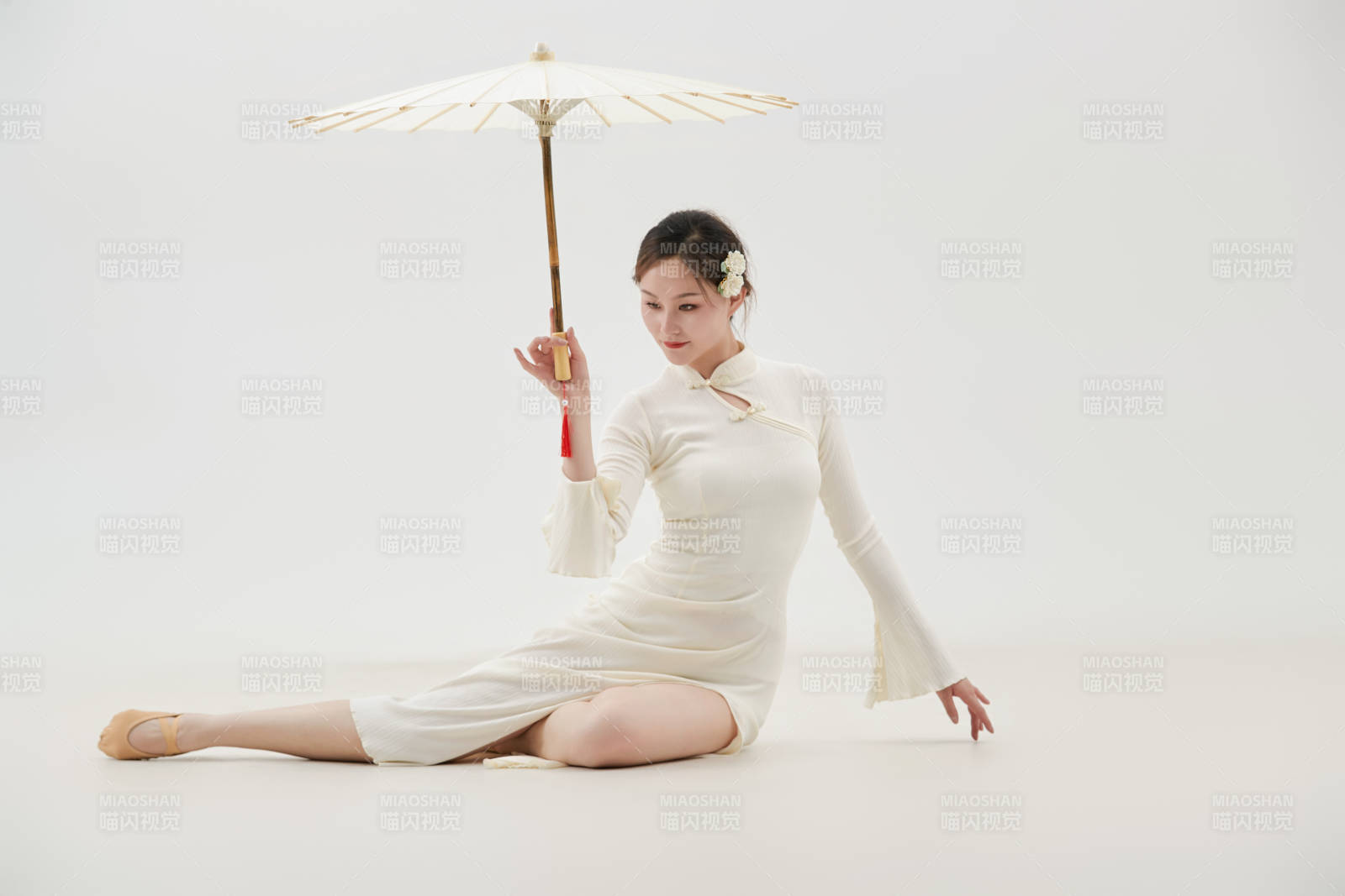 穿著白色旗袍頭戴絹花的跳古典舞的少女