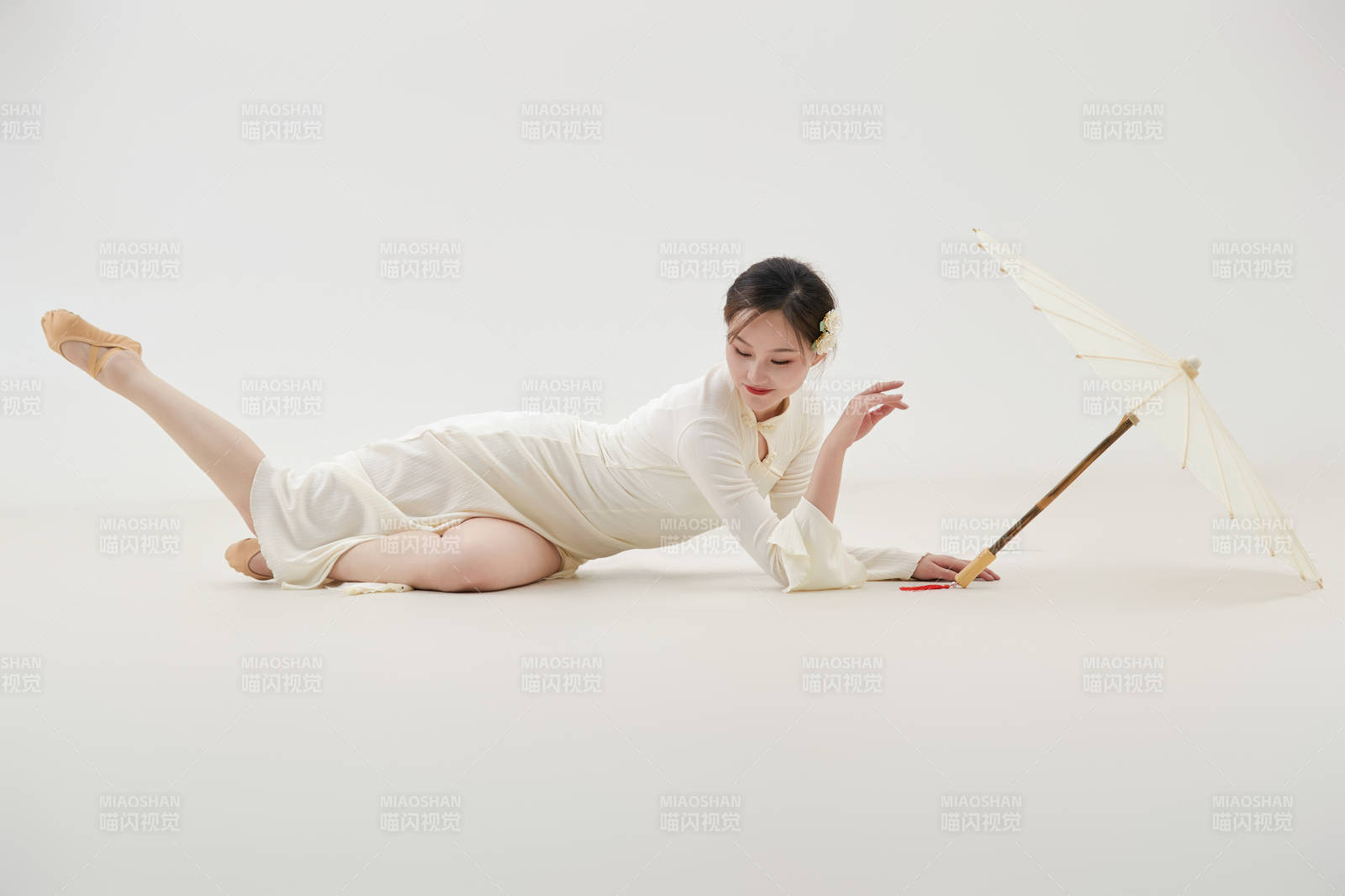 穿著白色旗袍頭戴絹花的跳古典舞的少女