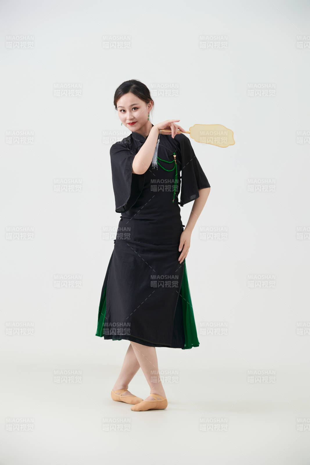 穿著中式旗袍翩翩舞蹈的亞洲少女舞者