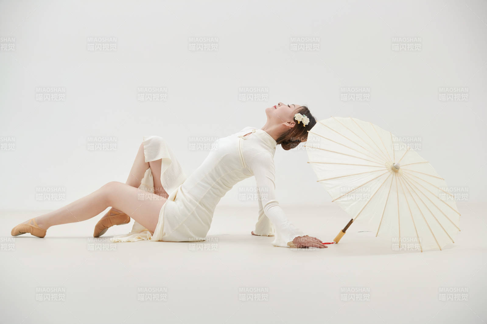 穿著白色旗袍頭戴絹花的跳古典舞的少女