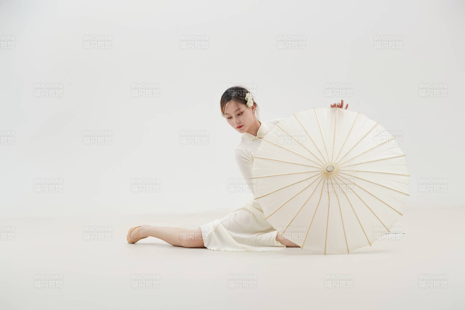 穿著白色旗袍頭戴絹花的跳古典舞的少女