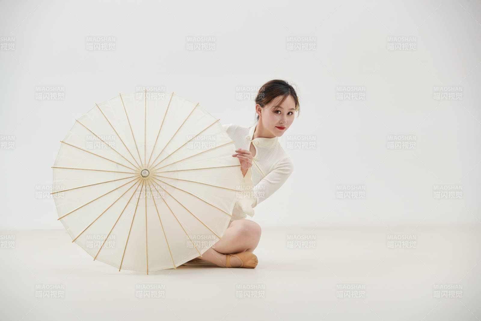 穿著白色旗袍頭戴絹花的跳古典舞的少女