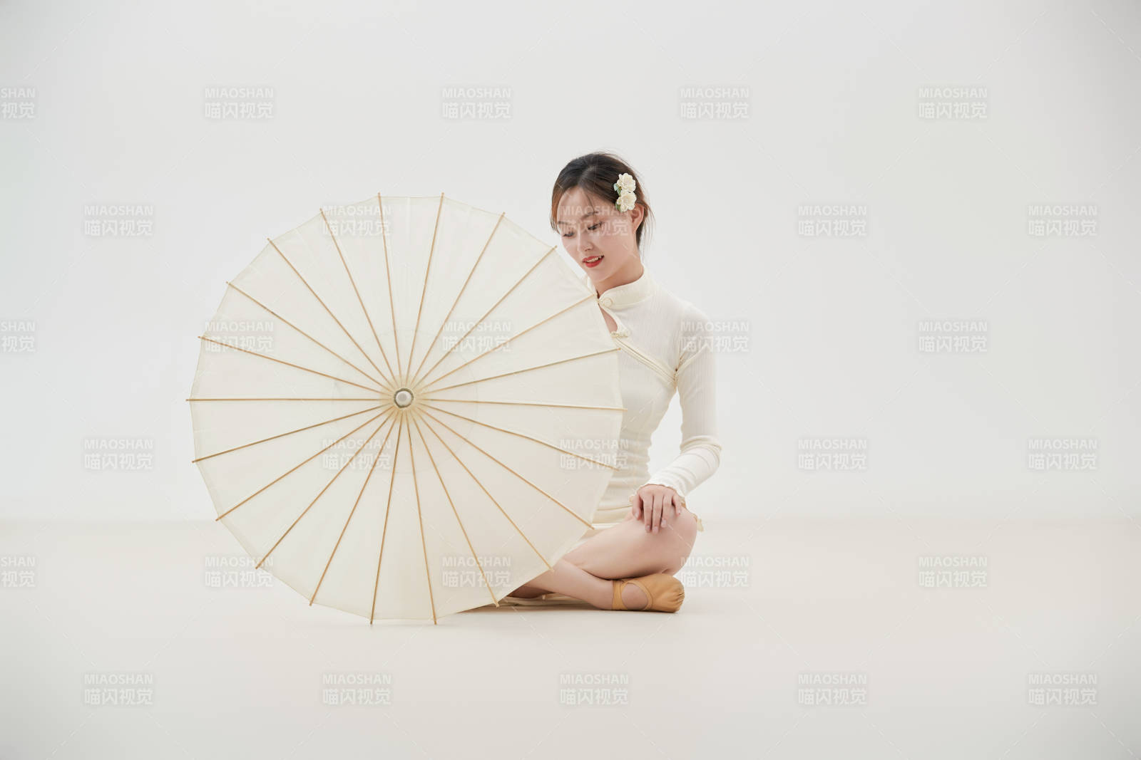 穿著白色旗袍頭戴絹花的跳古典舞的少女