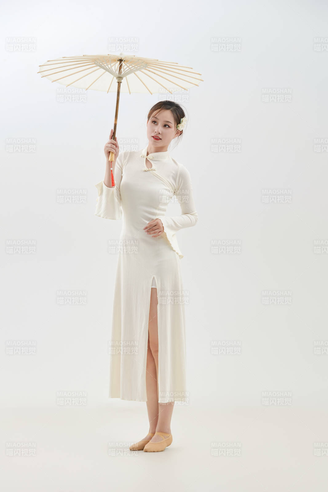 穿著白色旗袍頭戴絹花的跳古典舞的少女