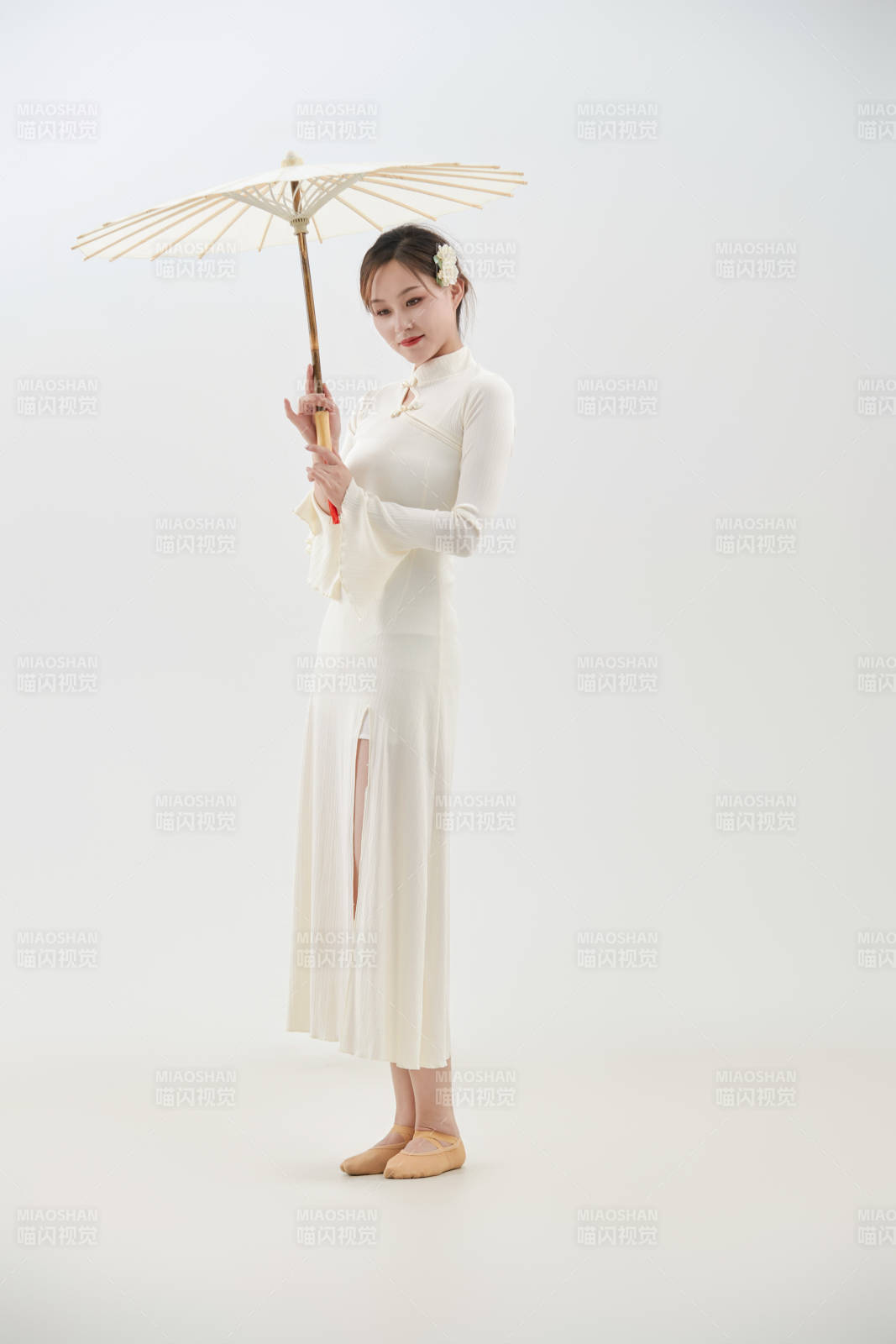 穿著白色旗袍頭戴絹花的跳古典舞的少女