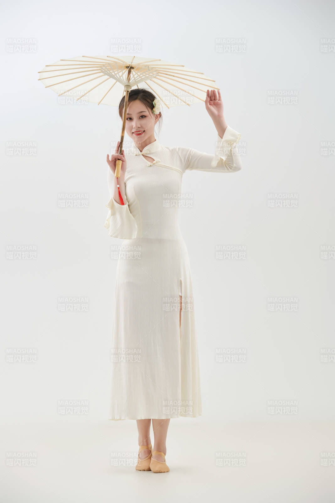 穿著白色旗袍頭戴絹花的跳古典舞的少女