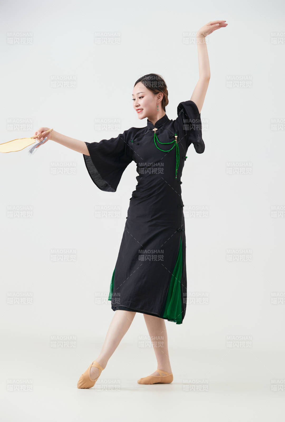 穿着中式旗袍翩翩舞蹈的亚洲少女舞者图片