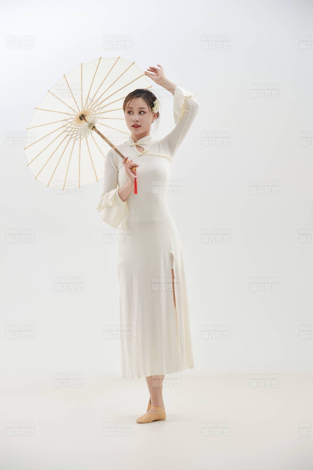 穿著白色旗袍頭戴絹花的跳古典舞的少女