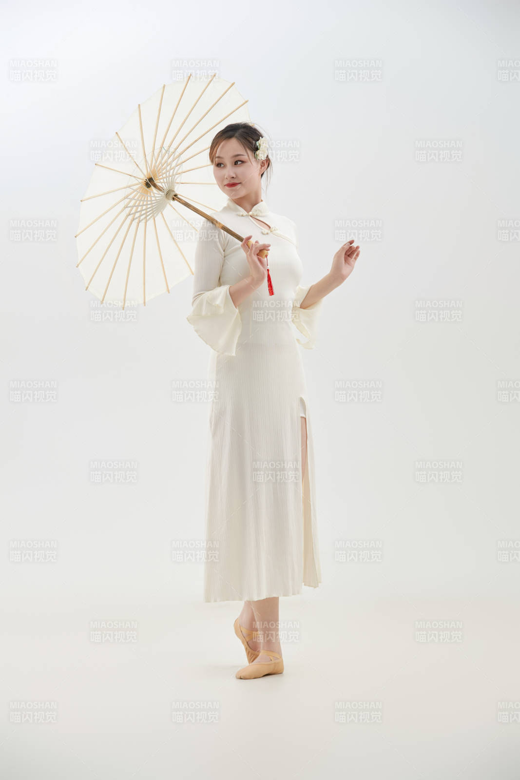 穿著白色旗袍頭戴絹花的跳古典舞的少女