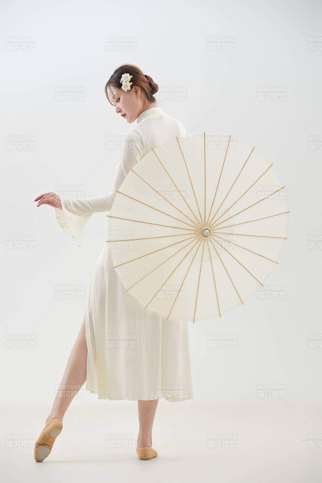 穿著白色旗袍頭戴絹花的跳古典舞的少女