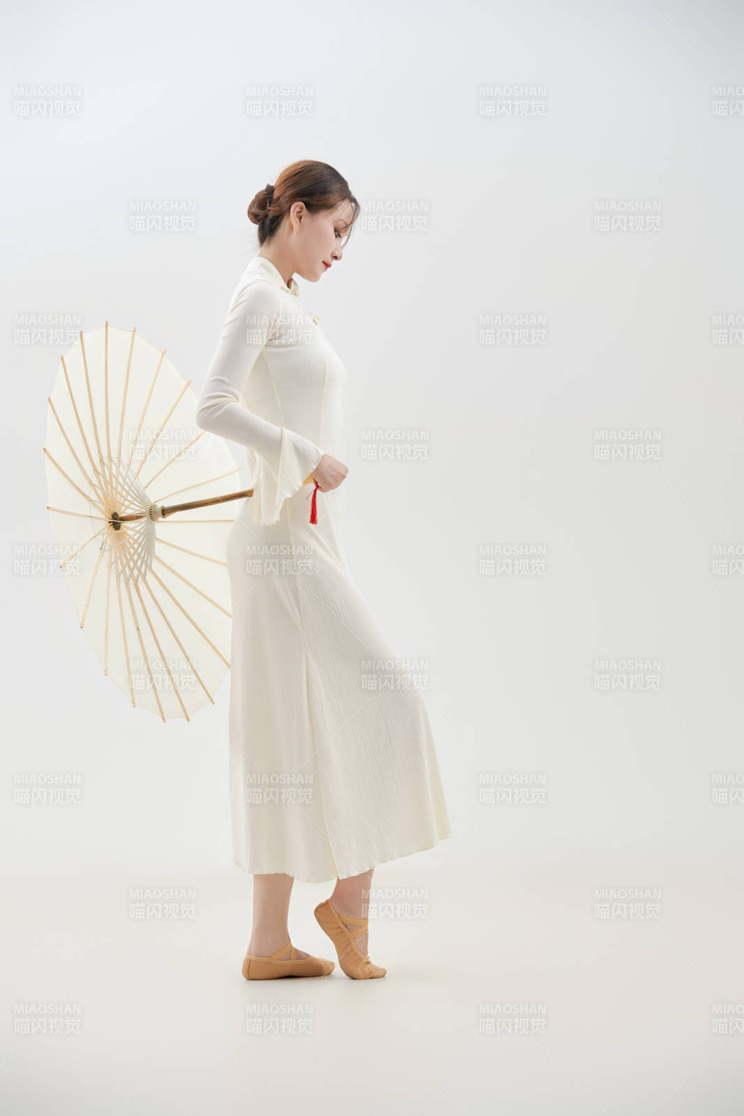 穿著白色旗袍頭戴絹花的跳古典舞的少女