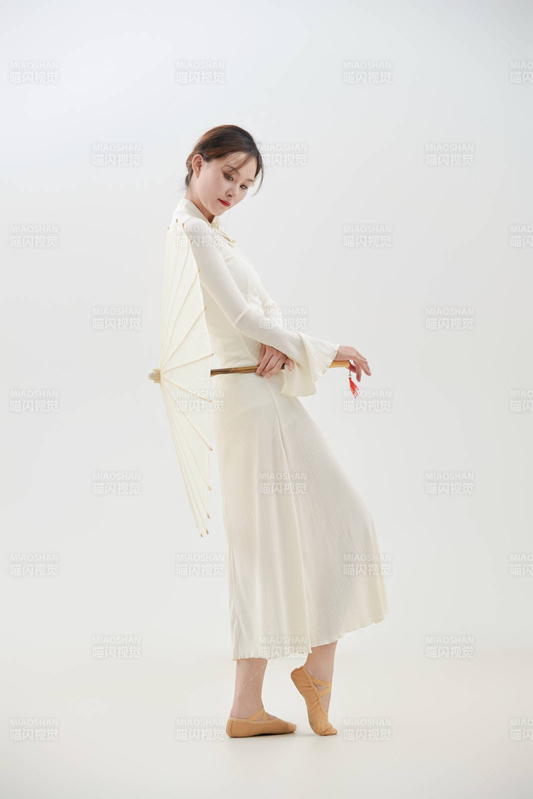 穿著白色旗袍頭戴絹花的跳古典舞的少女