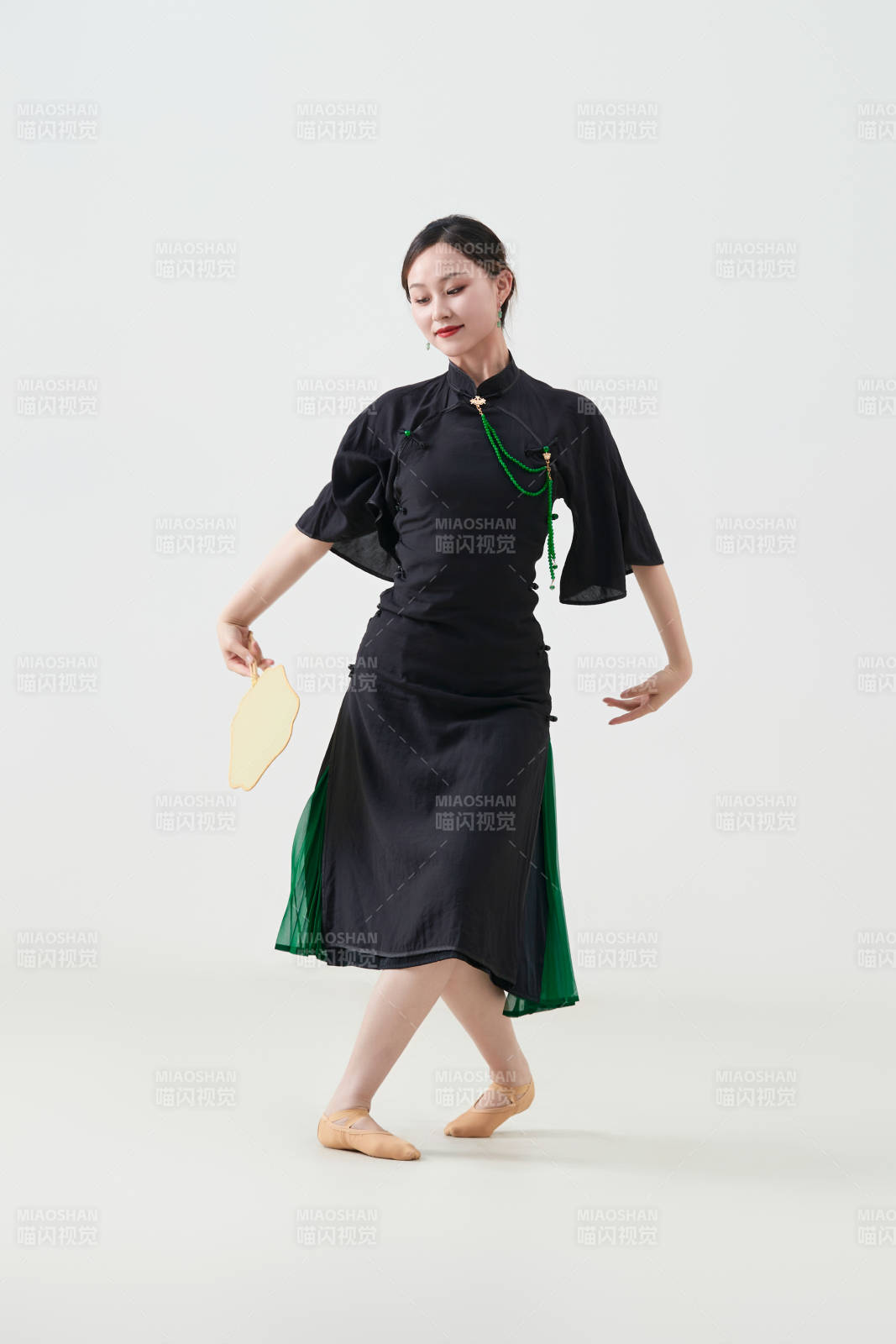 穿著中式旗袍翩翩舞蹈的亞洲少女舞者