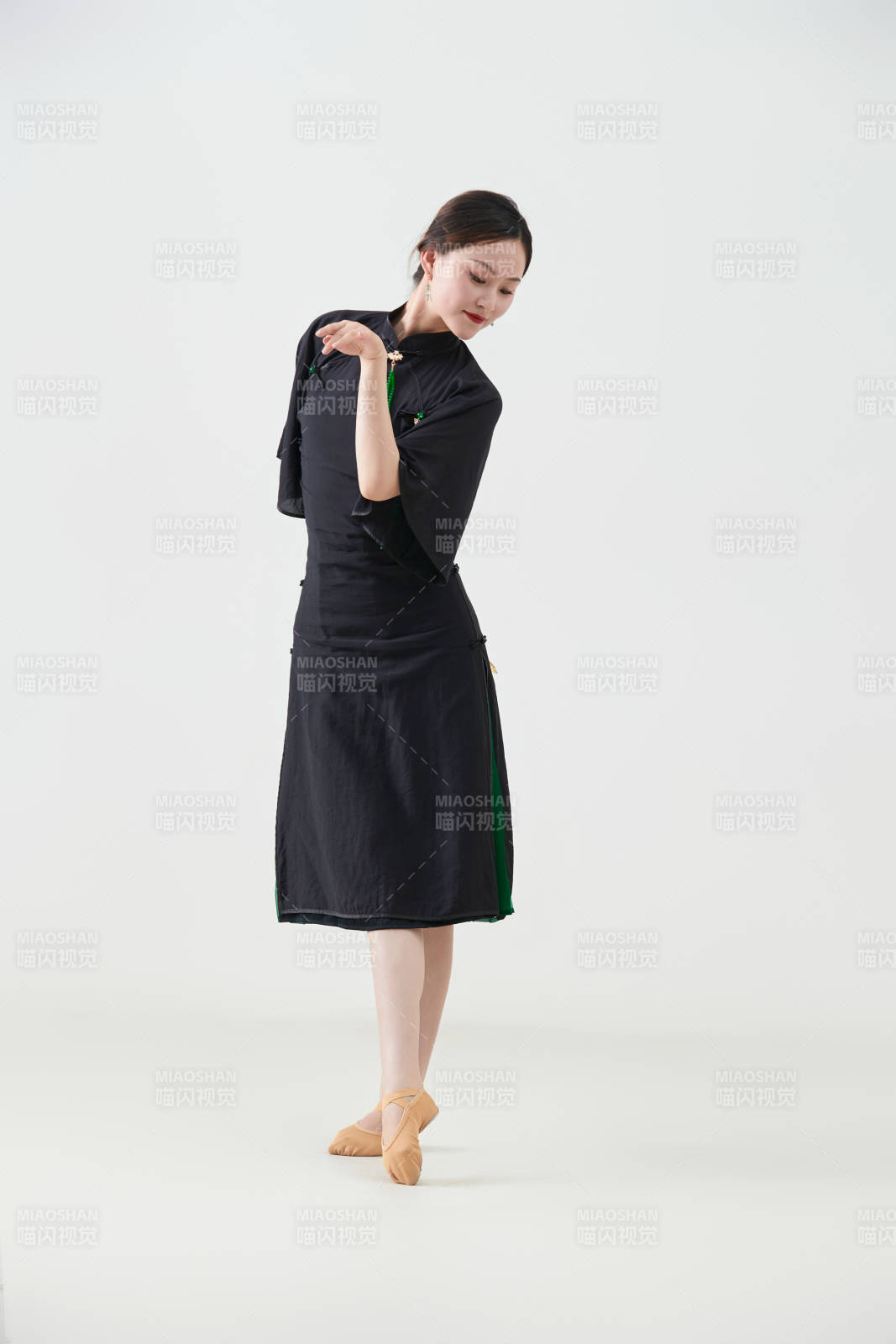 穿著中式旗袍翩翩舞蹈的亞洲少女舞者