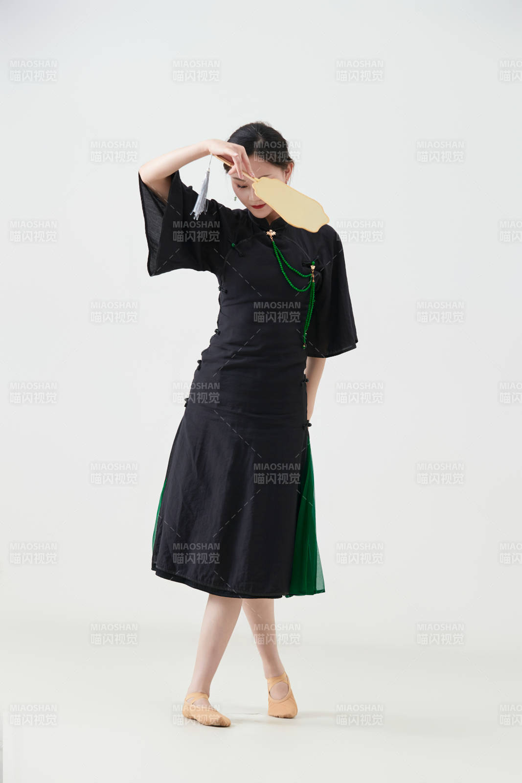 穿著中式旗袍翩翩舞蹈的亞洲少女舞者