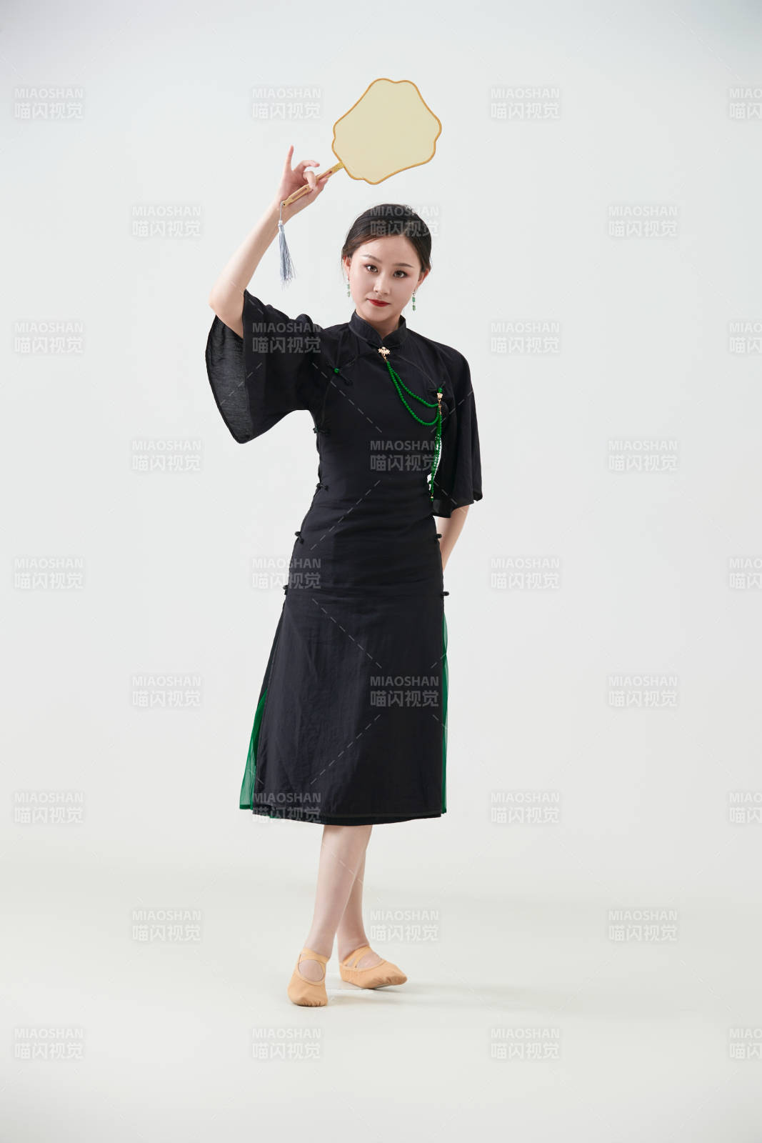 穿著中式旗袍翩翩舞蹈的亞洲少女舞者