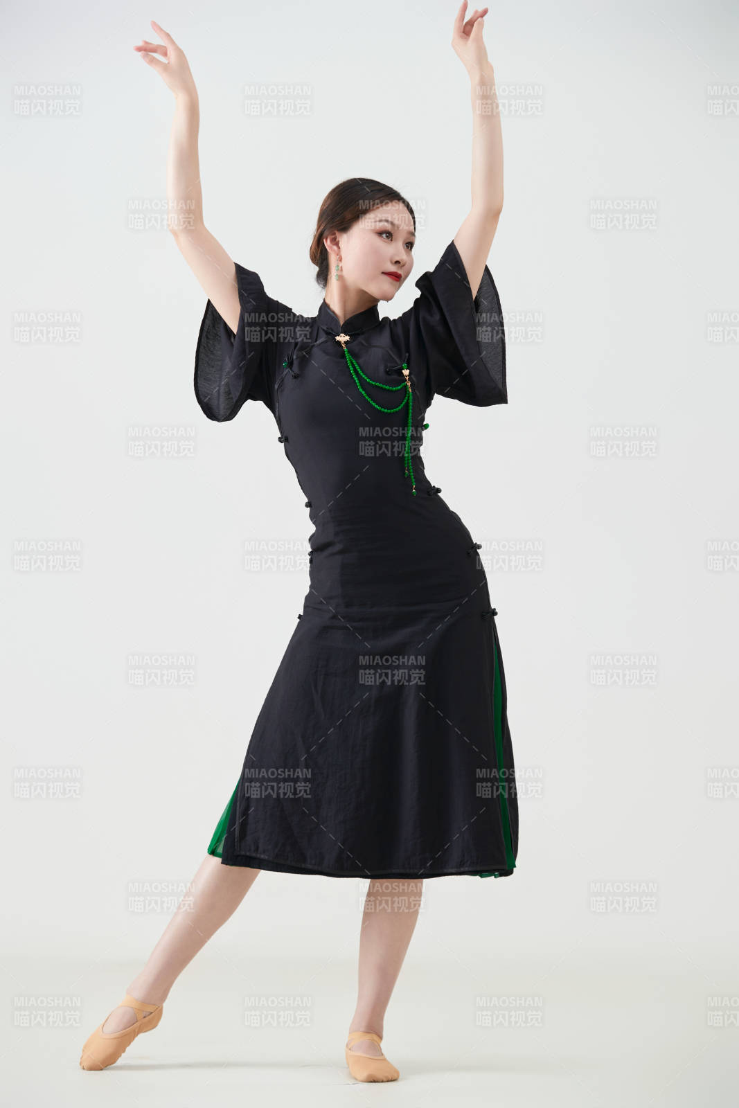 穿著中式旗袍翩翩舞蹈的亞洲少女舞者