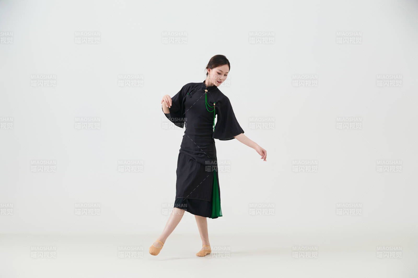 穿著中式旗袍翩翩舞蹈的亞洲少女舞者