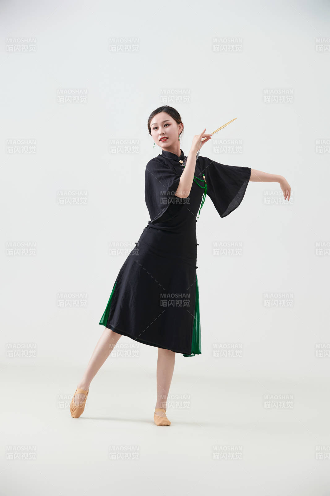 穿著中式旗袍翩翩舞蹈的亞洲少女舞者