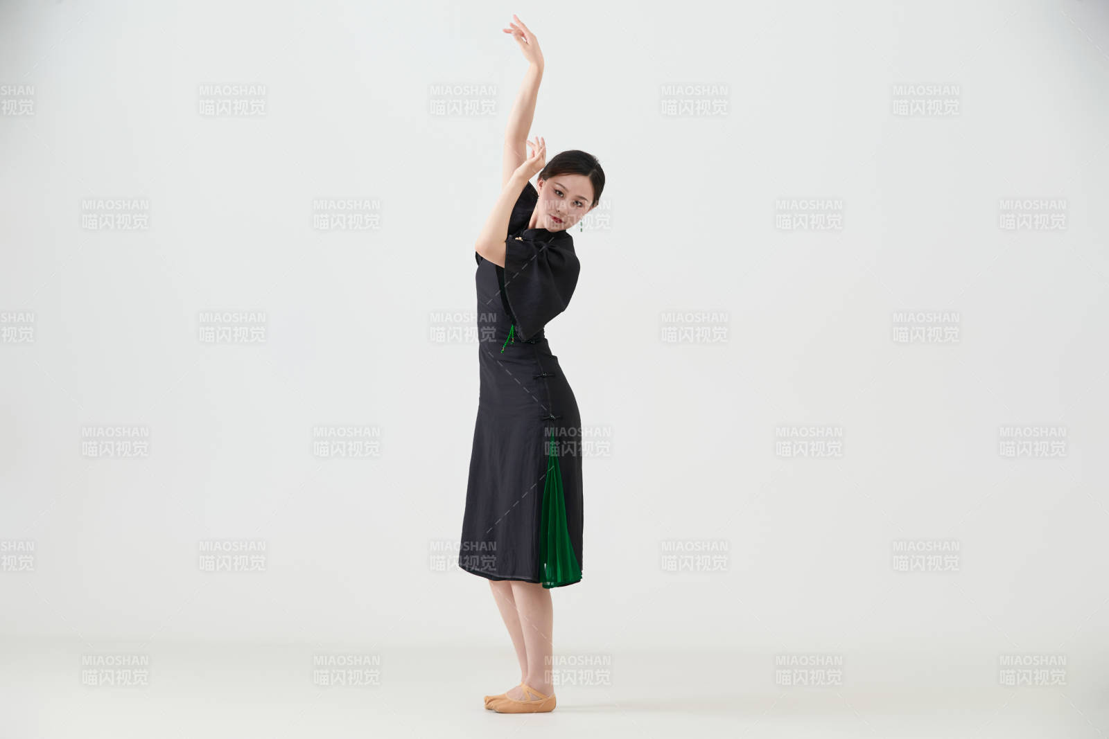 穿著中式旗袍翩翩舞蹈的亞洲少女舞者