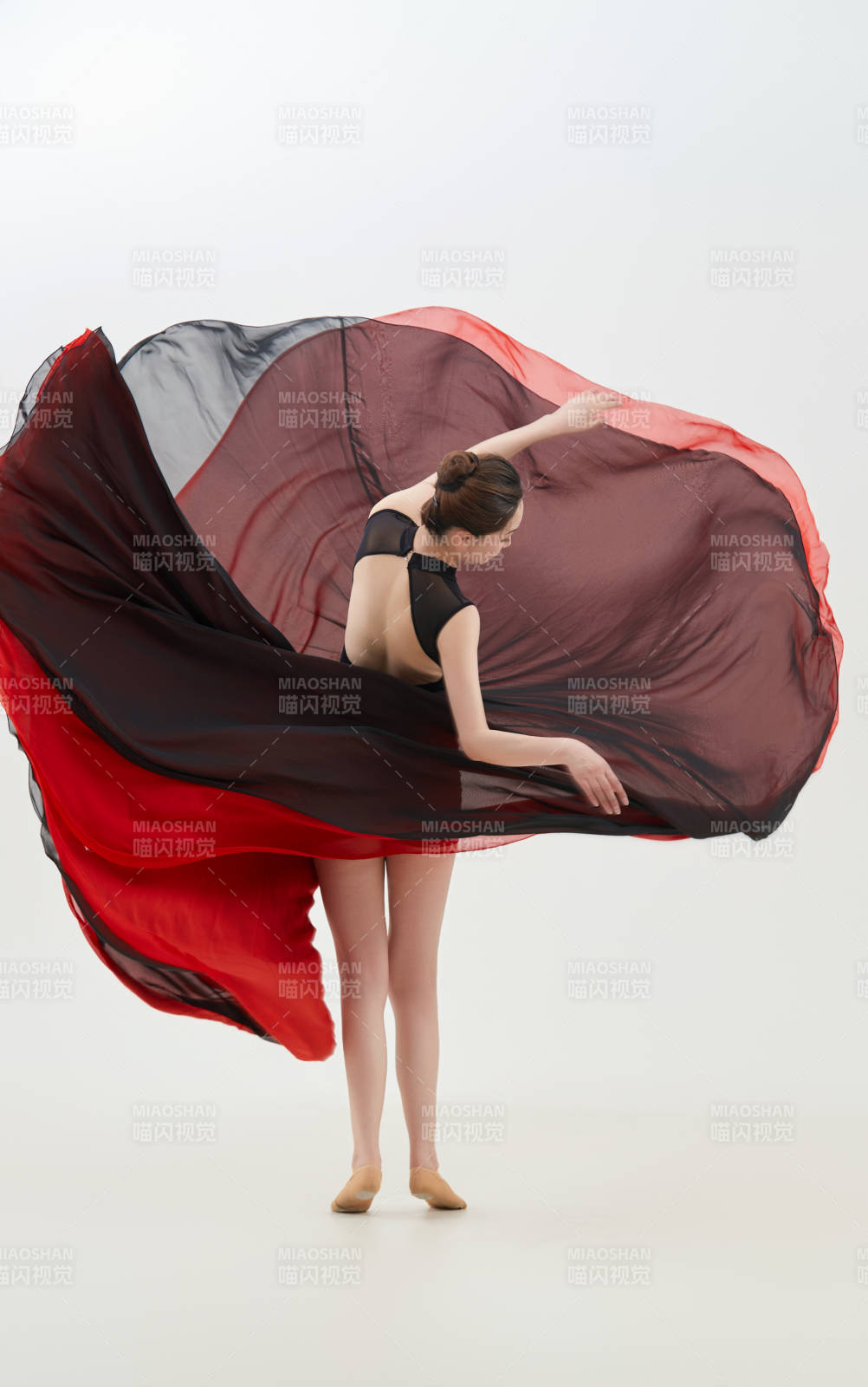 身穿紅黑相間的舞蹈長(zhǎng)裙翩翩起舞的少女