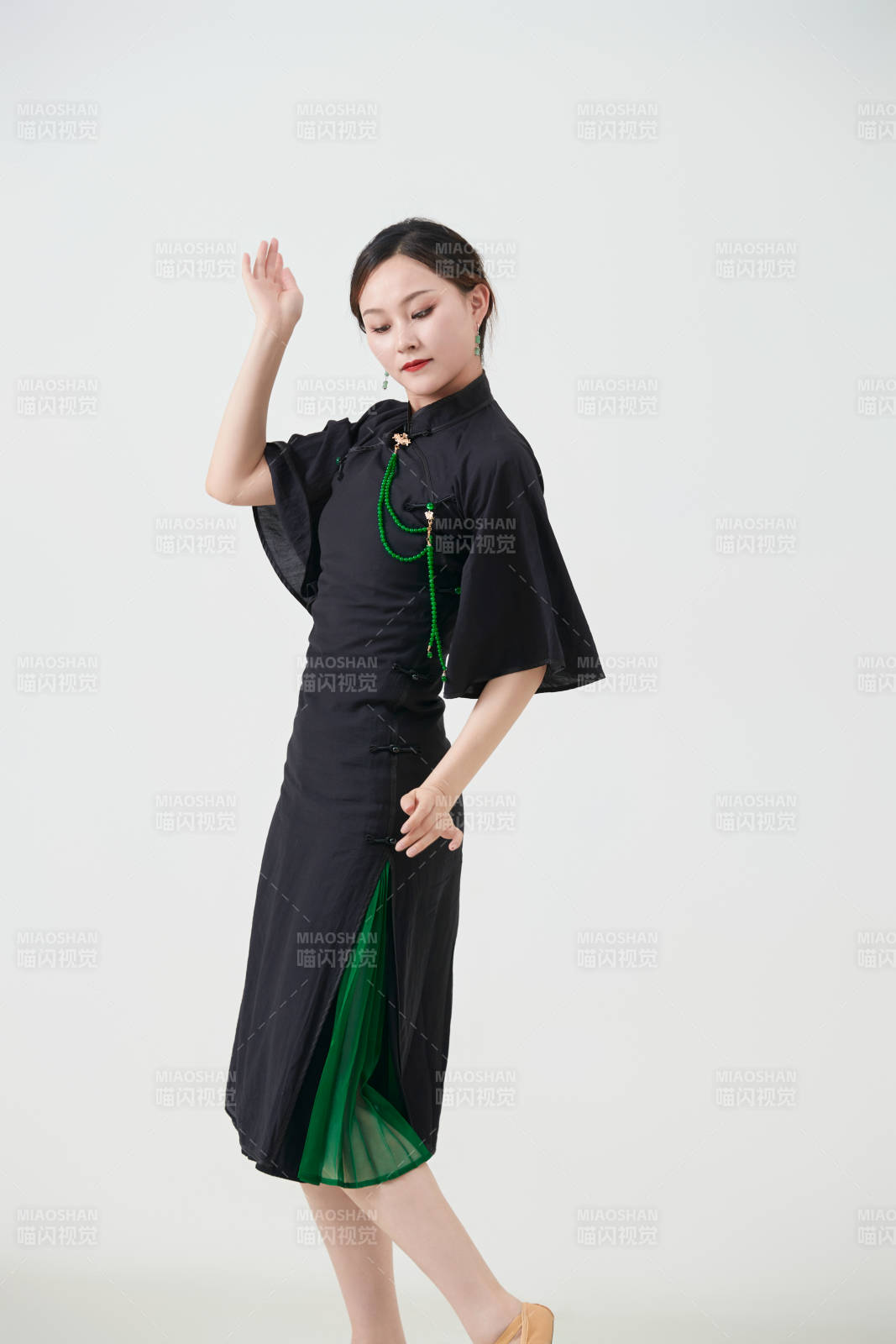 穿著中式旗袍翩翩舞蹈的亞洲少女舞者