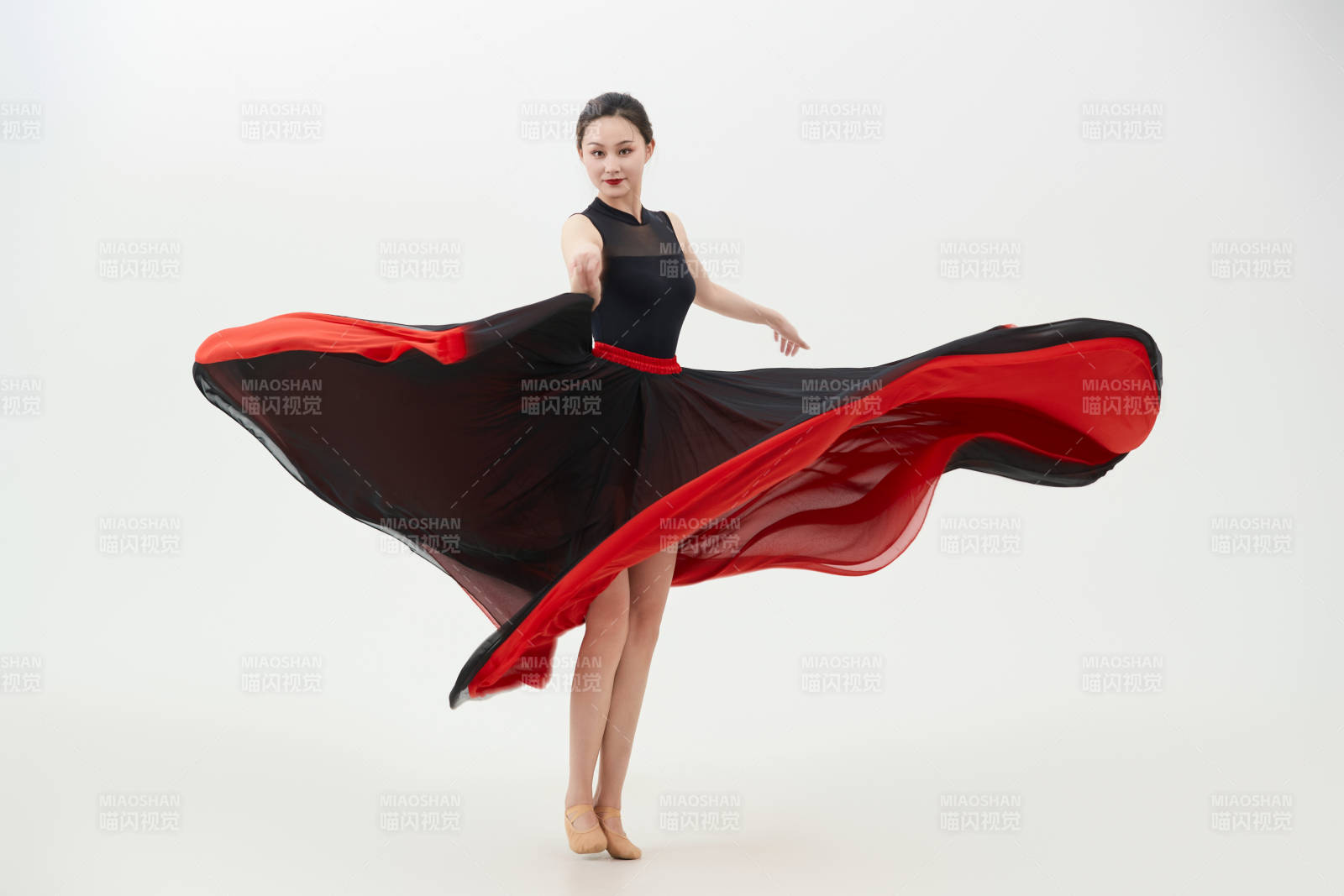 身穿紅黑相間的舞蹈長(zhǎng)裙翩翩起舞的少女