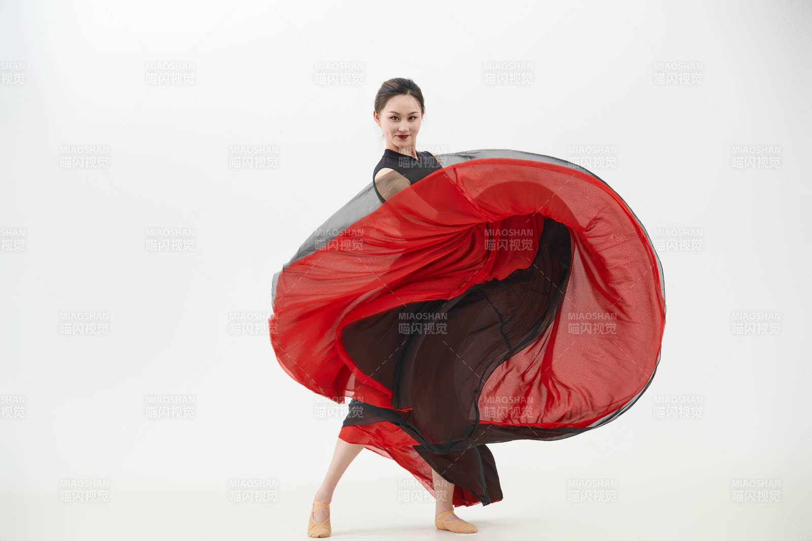 身穿紅黑相間的舞蹈長(zhǎng)裙翩翩起舞的少女