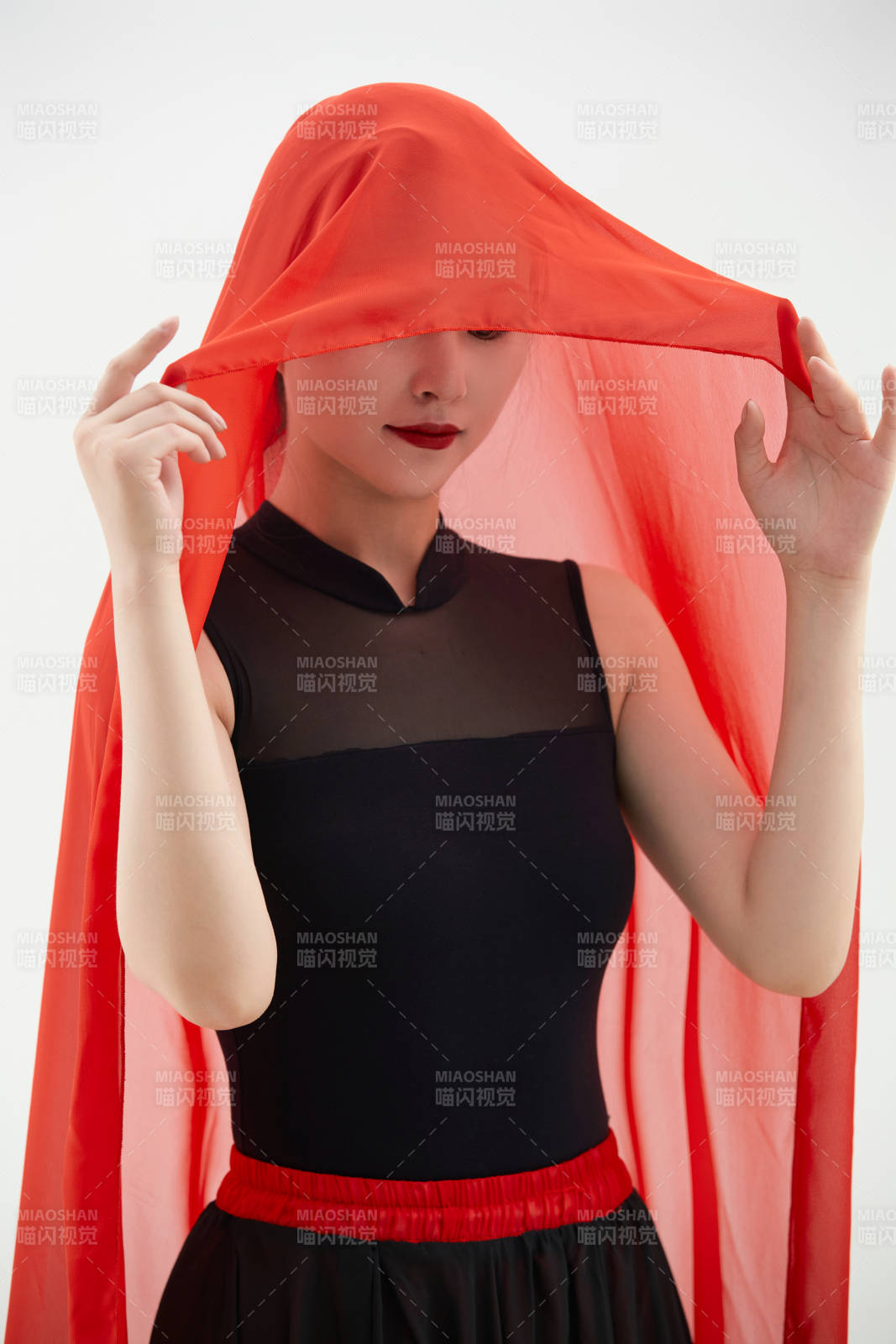 身穿紅黑相間的舞蹈長裙翩翩起舞的少女