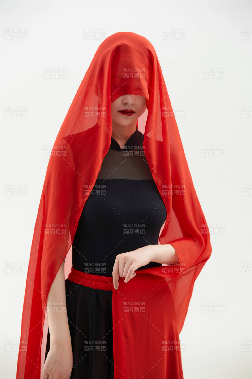 身穿紅黑相間的舞蹈長裙翩翩起舞的少女