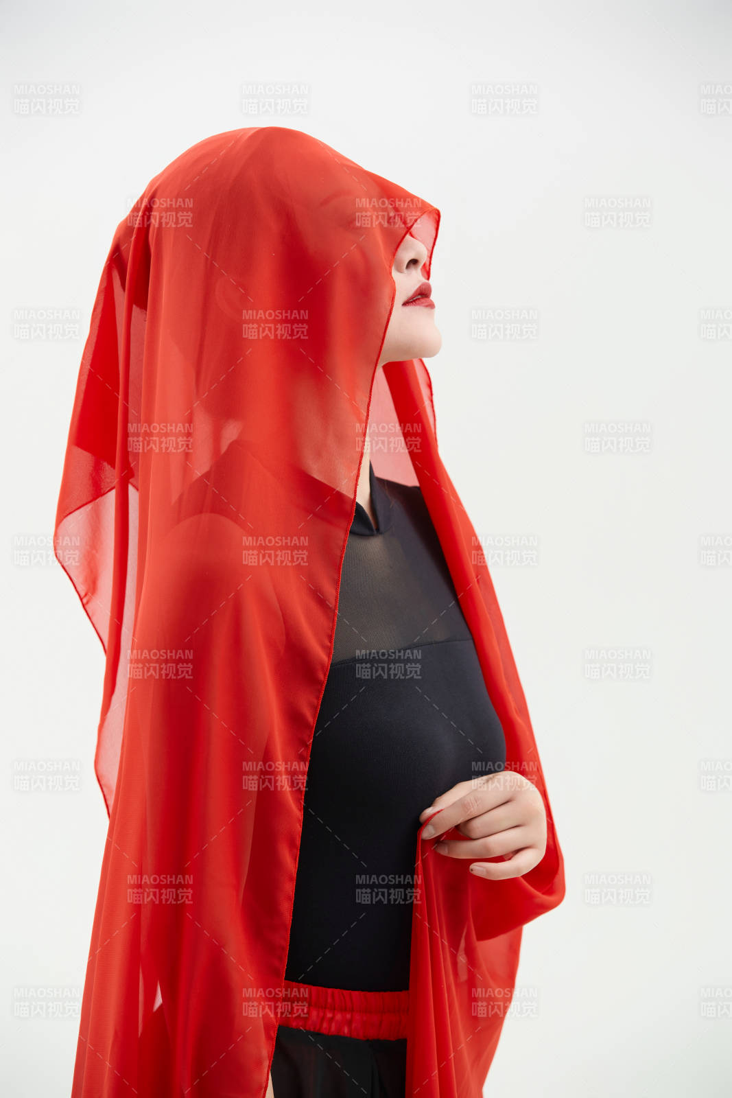 身穿紅黑相間的舞蹈長裙翩翩起舞的少女