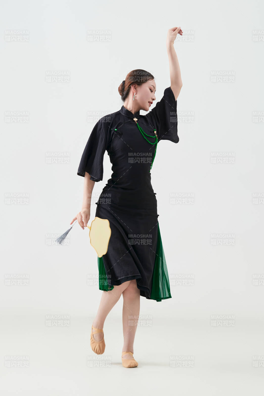 穿著中式旗袍翩翩舞蹈的亞洲少女舞者