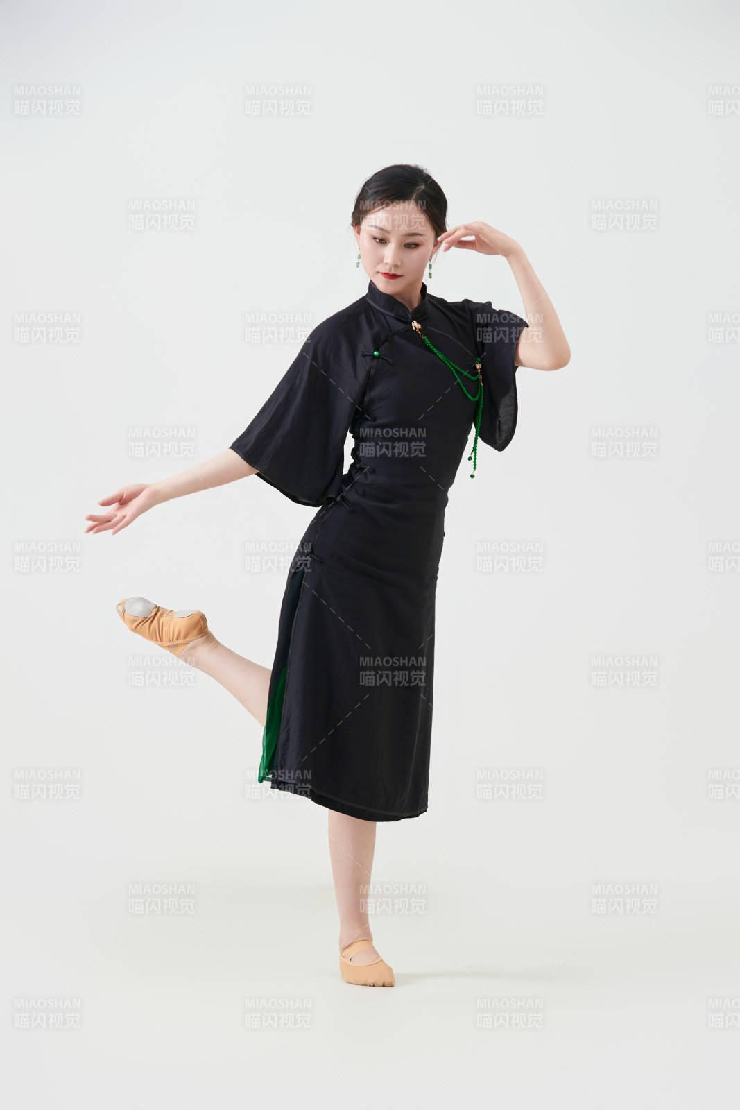 穿著中式旗袍翩翩舞蹈的亞洲少女舞者