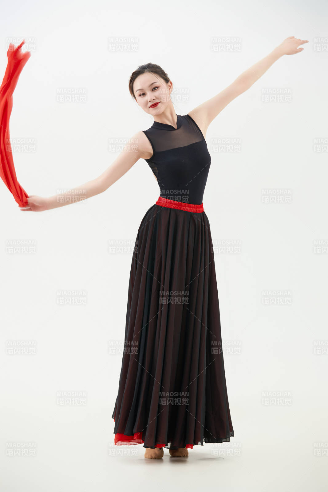 身穿紅黑相間的舞蹈長(zhǎng)裙翩翩起舞的少女