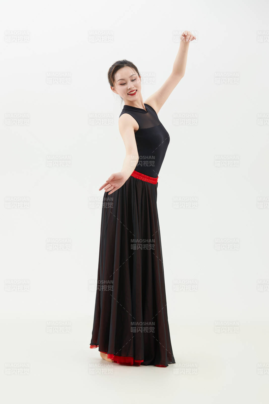身穿紅黑相間的舞蹈長(zhǎng)裙翩翩起舞的少女