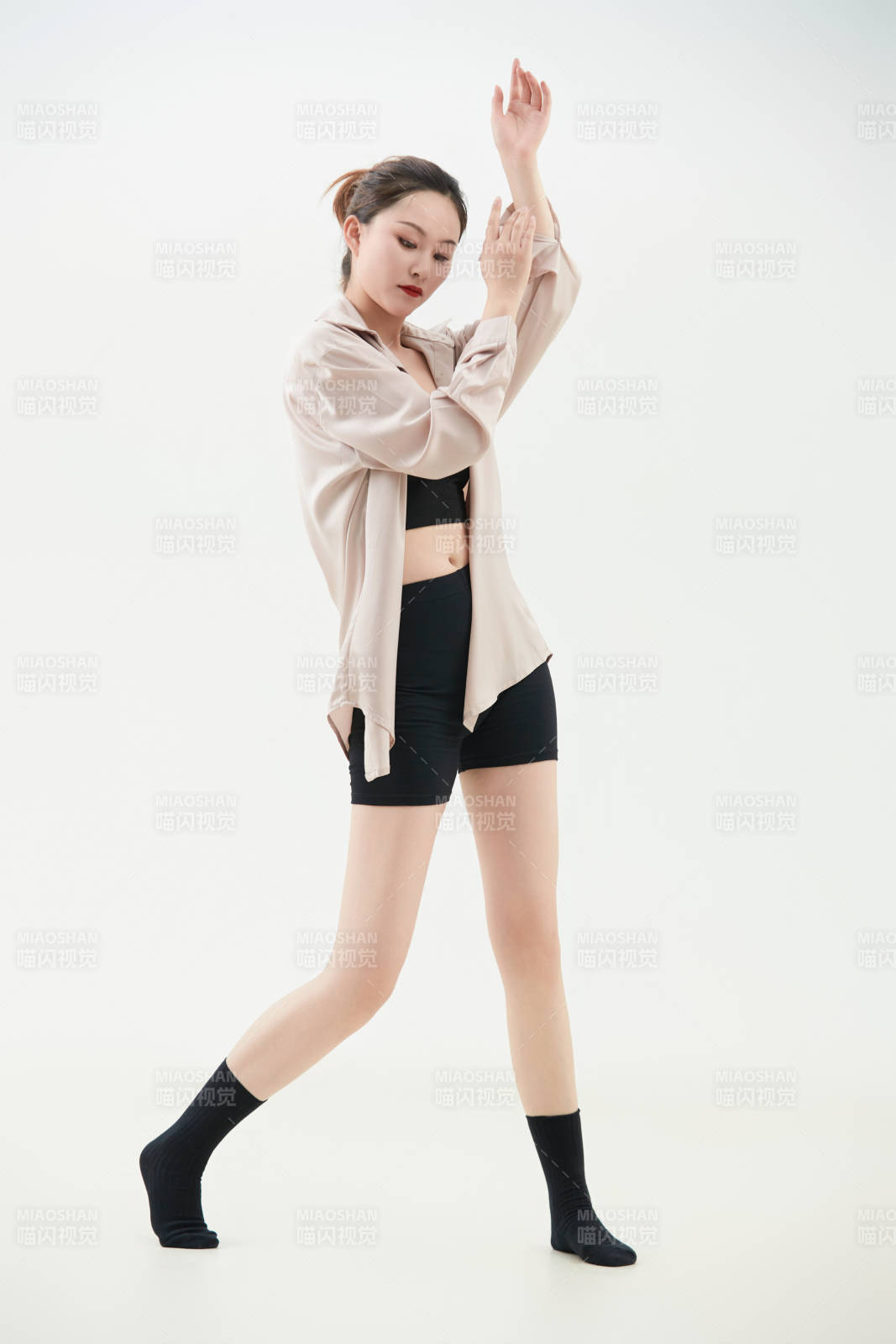 跳現代舞的亞洲舞蹈演員