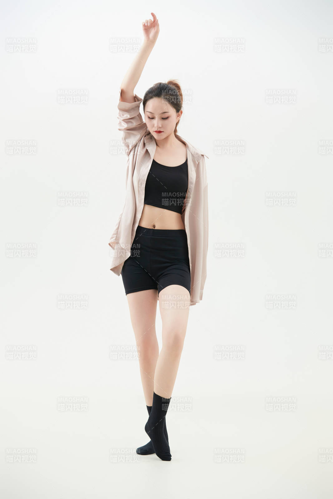 跳現代舞的亞洲舞蹈演員