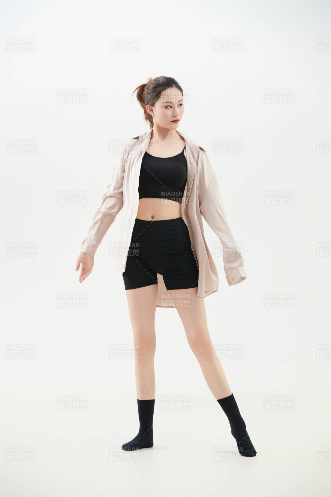 跳現(xiàn)代舞的亞洲舞蹈演員