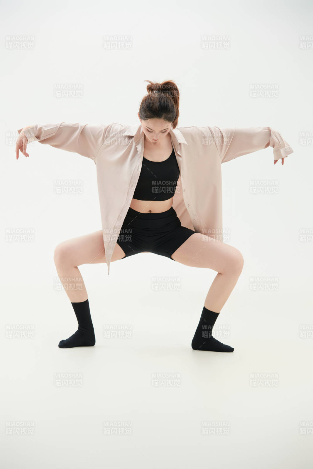 跳現代舞的亞洲舞蹈演員