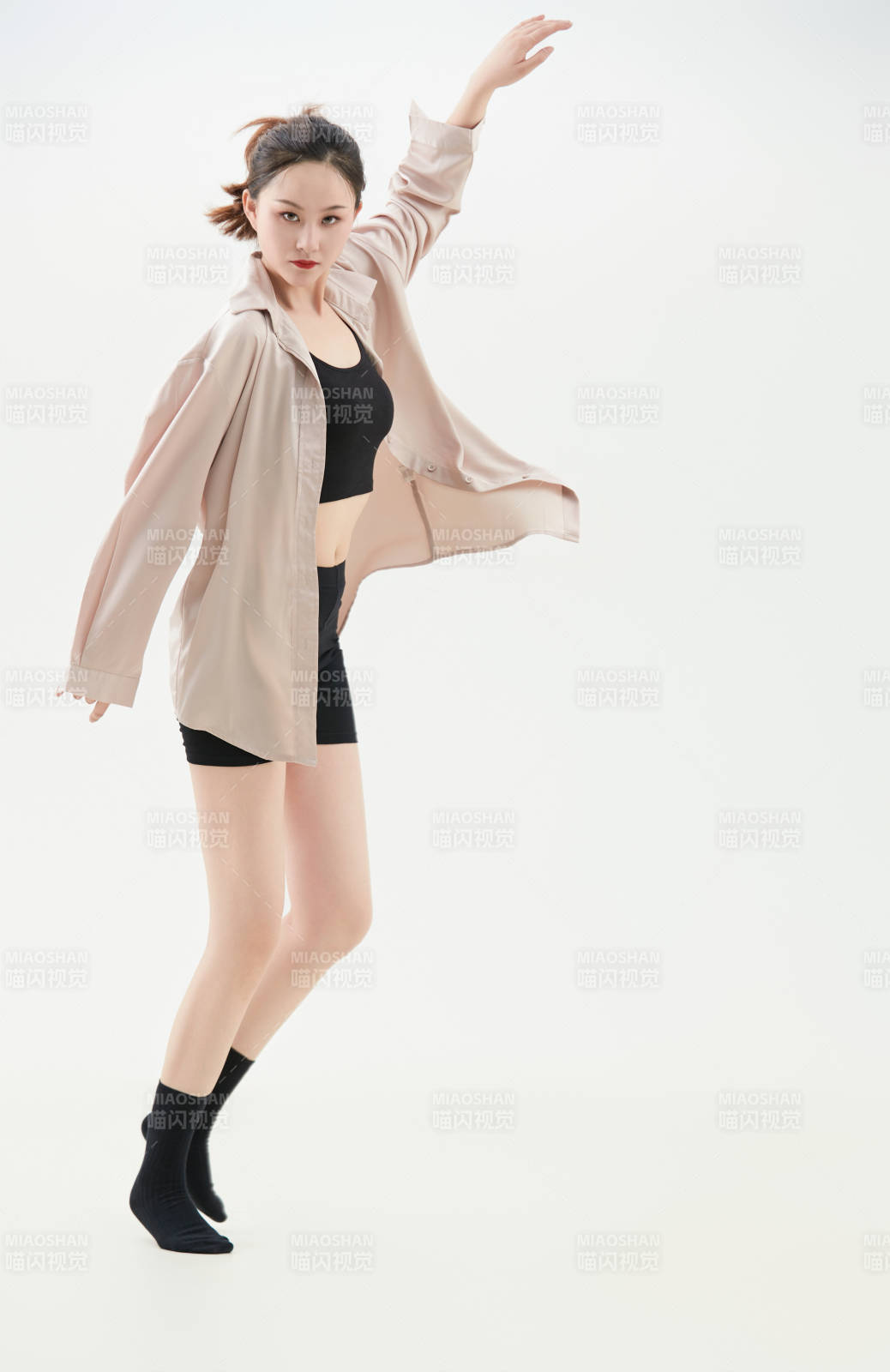 跳現代舞的亞洲舞蹈演員