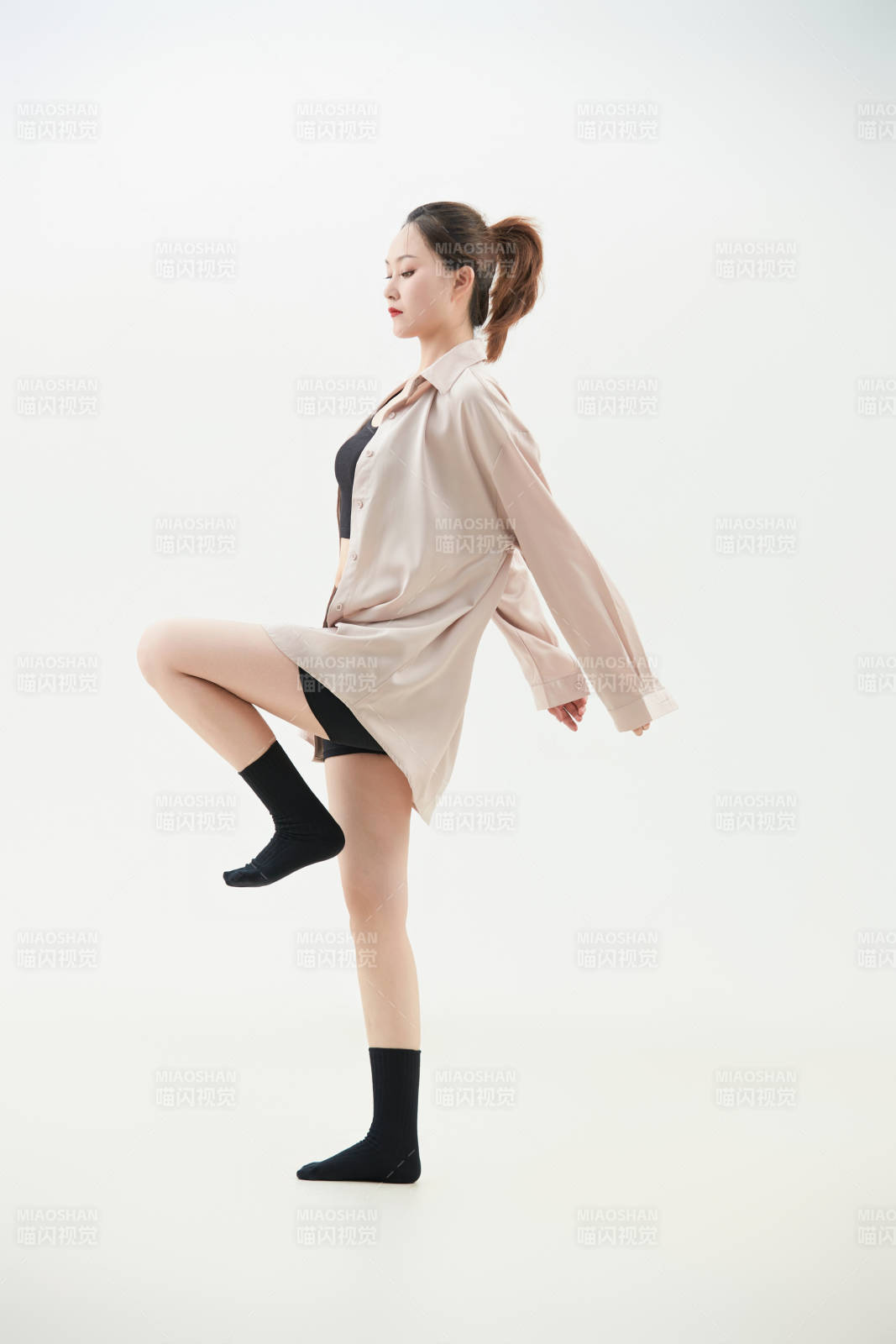 跳現代舞的亞洲舞蹈演員