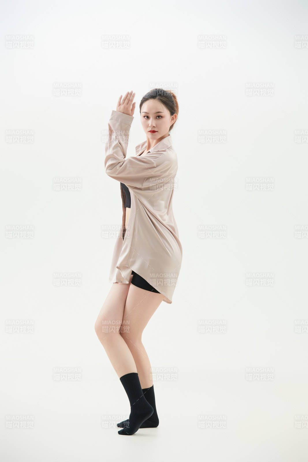 跳現代舞的亞洲舞蹈演員