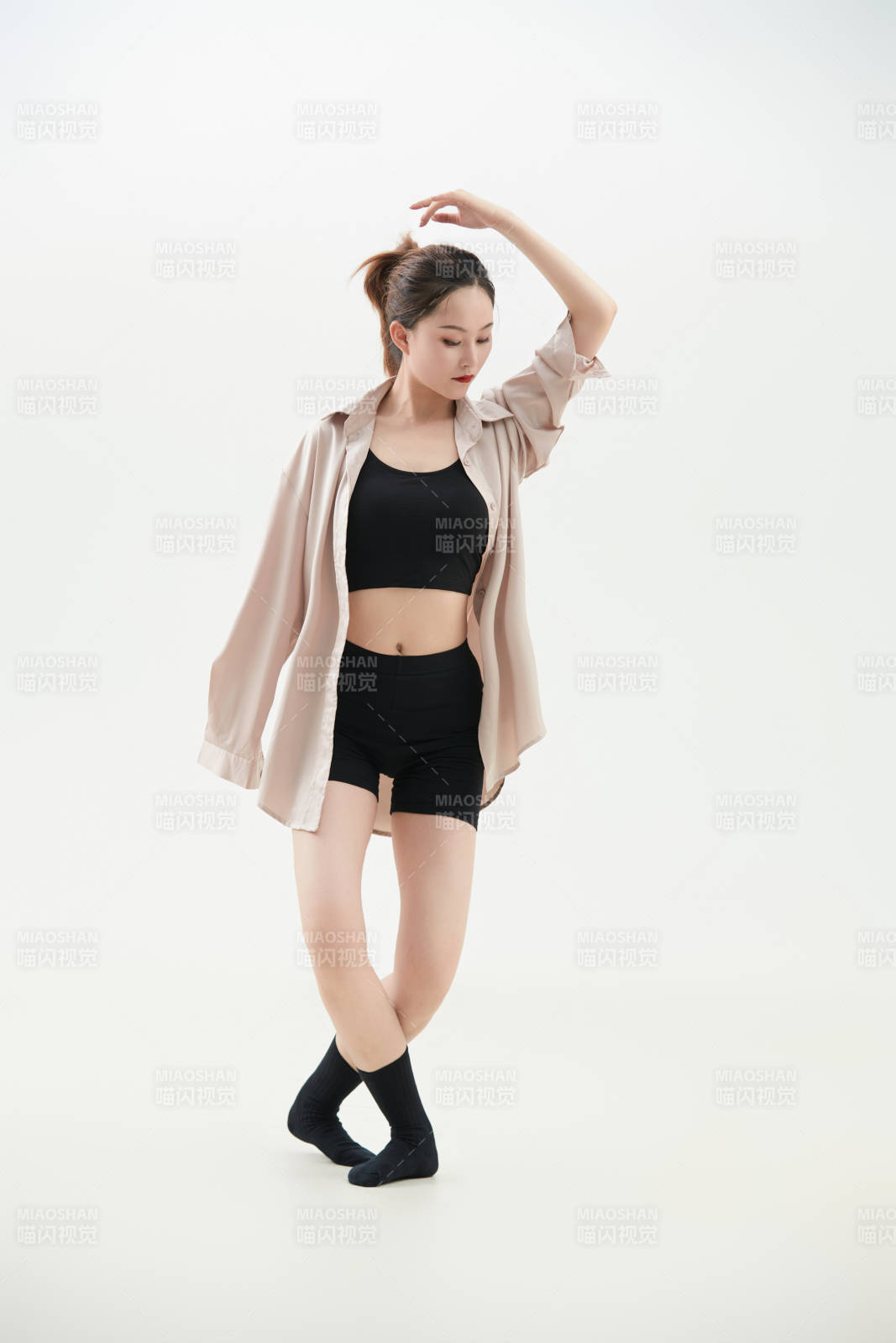 跳現(xiàn)代舞的亞洲舞蹈演員